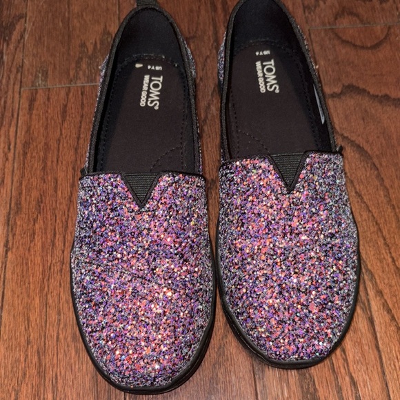 New in box - kids black chunky glitter ✨ Tom’s slides in size 4 youth. - Picture 4 of 9